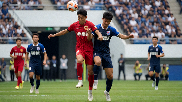 足球联赛比赛中双方球员在中场拼抢的画面